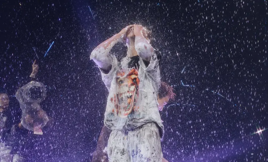 羅志祥被砸得滿身白色泡泡！在舞台上沖澡、秀腹肌 邀粉絲共浴