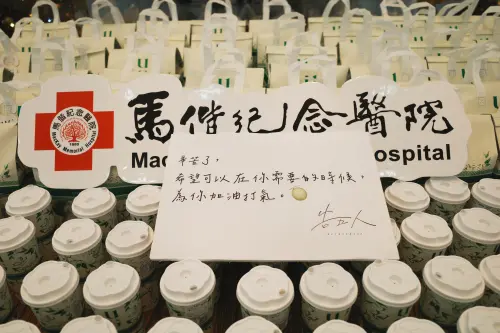 ▲音樂團體告五人響應公益活動，買了555杯飲料送醫護人員。（圖／相信音樂提供）