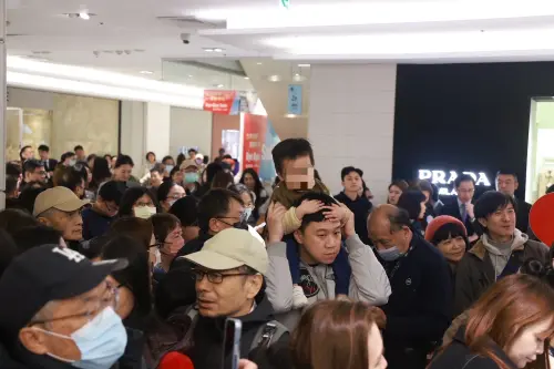 ▲台北東區眾多民眾守在SOGO敦化館，見證31年百貨熄燈走入歷史。（圖／記者葉政勳攝）