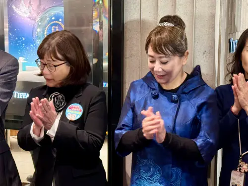 ▲SOGO百貨董事長黃晴雯，在敦化館門口道別客人。（圖／記者蕭涵云攝）