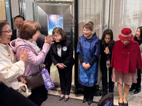 ▲SOGO敦化館最後一批客人，揮手道別。（圖／記者葉政勳攝）