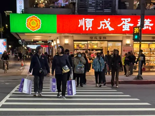 ▲走在前往SOGO敦化館馬路上，不少民眾提著招牌Logo紙袋。（圖／記者蕭涵云攝）