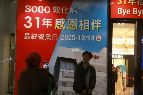 ▲記者直擊民眾特地與31年感恩相伴看版合影。（圖／記者葉政勳攝）