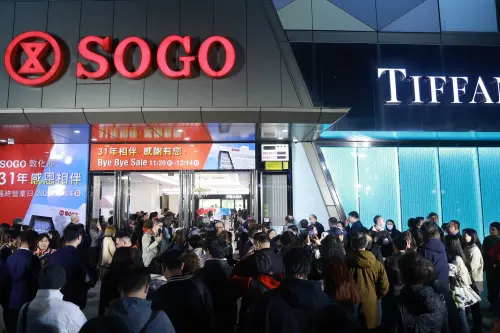 直擊SOGO敦化館熄燈！排隊合影領紀念品　民眾捨不得走：再逛一下
