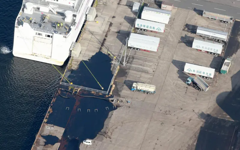 ▲日本青森縣8日發生強震，八戶市八戶港貨櫃碼頭出現土壤液化等狀況，路面嚴重損壞，恐對東北地區物流造成嚴重影響。（圖／美聯社／達志影像）