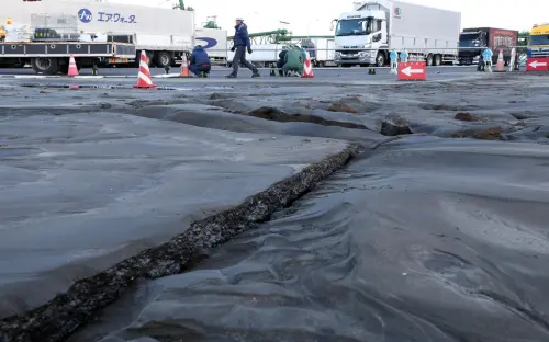 ▲日本青森縣8日發生強震，八戶市八戶港貨櫃碼頭出現土壤液化等狀況，路面嚴重損壞，恐對東北地區物流造成嚴重影響。（圖／美聯社／達志影像）