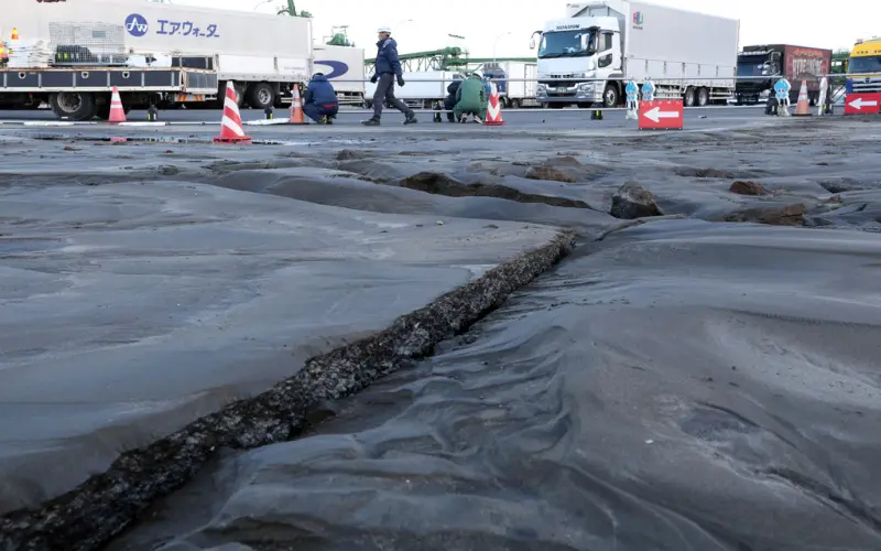 ▲日本青森縣8日發生強震,八戶市八戶港貨櫃碼頭出現土壤液化等狀況,路面嚴重損壞,恐對東北地區物流造成嚴重影響。(圖/美聯社/達志影像)