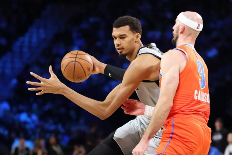 ▲聖安東尼奧馬刺在球星文班亞馬（Victor Wembanyama）關鍵時刻單吃「禿曼巴」卡魯索（Alex Caruso）後，對著這位雷霆大鎖狂噴垃圾話。（圖／美聯社／達志影像）