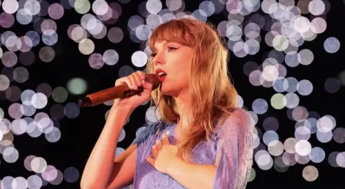 ▲天后泰勒絲（Taylor Swift）近年展開全球巡迴演出，賺得盆滿鉢滿，因此霸氣包出62億台幣紅包犒賞員工，讓員工打開信封時直呼：「快昏倒了。」（圖／泰勒絲 IG @taylorswift）