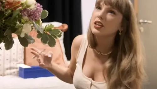 ▲泰勒絲會花上數週手寫感謝卡。(圖/Disney+) ▲泰勒絲會花上數週手寫感謝卡。(圖/Disney+)