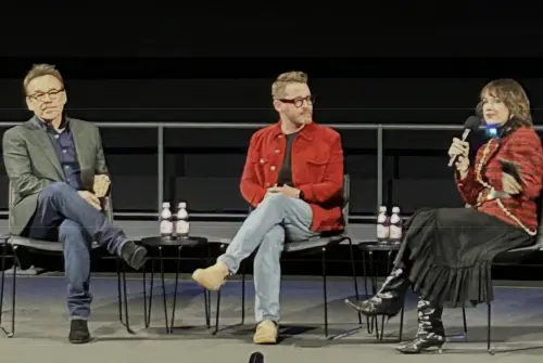 ▲《小鬼當家》導演克里斯哥倫布（左）與男主角麥考利克金（中）再度合體，一起出席35週年特別放映，也回到不少影迷的提問。（圖／摘自 IG@billbria） 