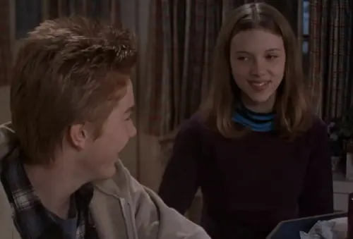 ▲《小鬼當家3：壞消息》目前勉強還會被人提到的原因是，裡面有童星時期的史嘉蕾喬韓森（右）。（圖／摘自IMDb）