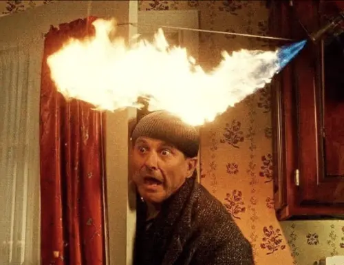 ▲《小鬼當家》扮演笨賊的喬派西已經82歲，久不拍戲，也不太可能有機會再回到這系列的續集中。（圖／摘自 IG@homealoneofficial)