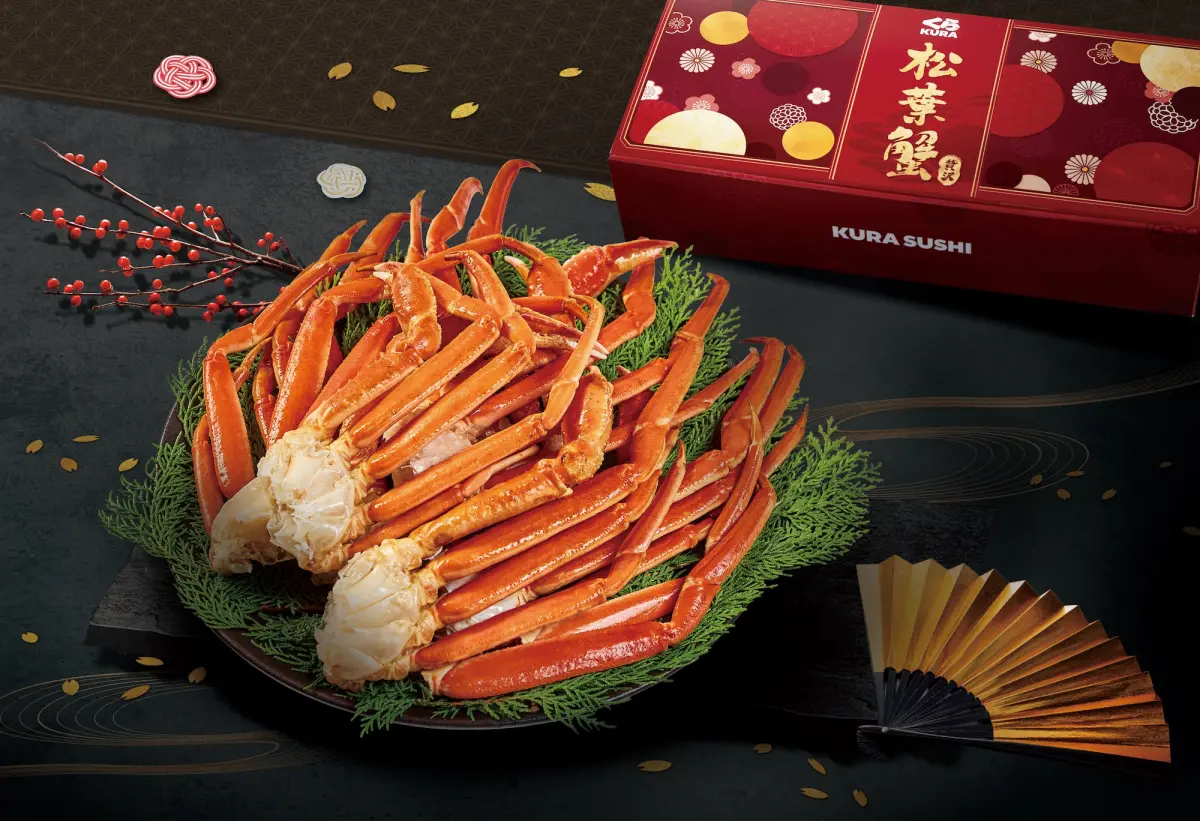 ▲迴轉壽司藏壽司台灣首度開賣1公斤、2公斤「嚴選豪華松葉蟹」日本年節禮盒三吃，12月15日起開放線上預購，早鳥9折優惠享冷凍宅配免運費；時間、價格、購買方式一次整理。（圖／藏壽司kurasushi.tw）