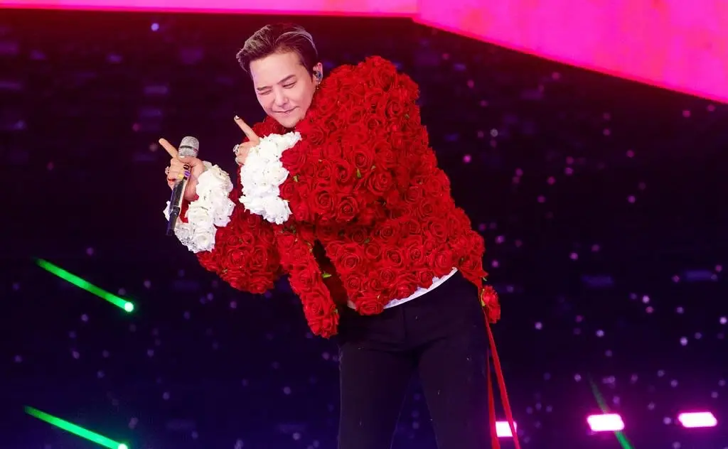 ▲GD首爾演唱會場外抓到一堆黃牛，黃牛似乎全盤抖出票號，導致買票的粉絲都不能入場。（圖／IG@fanplusonedotcom）