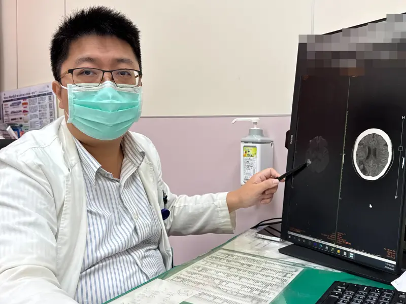 ▲李綜合醫院神經內科醫師張峻誠說，一名婦人右側中大腦動脈阻塞而影響到視野(圖／醫院提供2025.12.15)