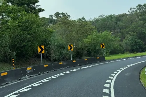 ▲部分交流道，或是曲率半徑較小路段，都有繪設視覺化減速標線等強化措施。（圖／高公局提供）