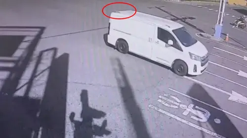 ▲玩具假手遭遺忘在車頂。（圖／翻攝畫面）