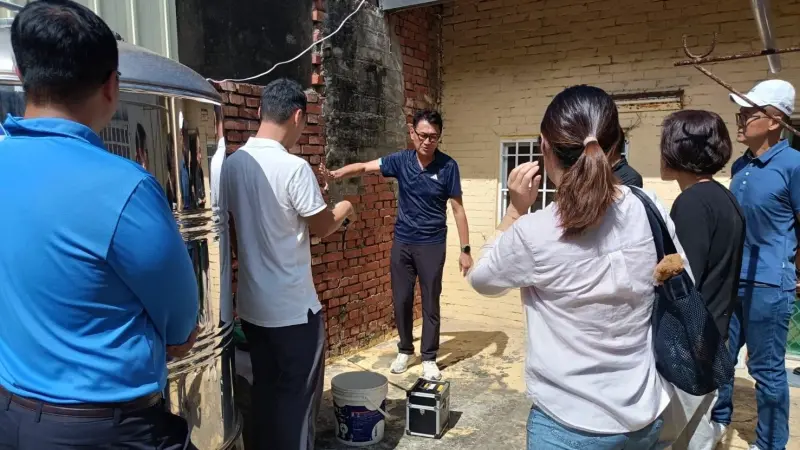 ▲理事長李正聰號召公會成員進行場勘。（圖／高市府社會局提供）