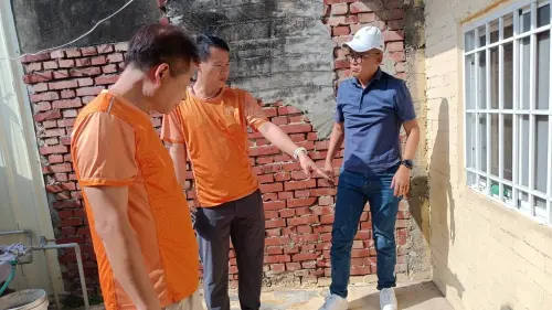 ▲公會結合施工廠商討論規劃防水措施。（圖／高市府社會局提供）