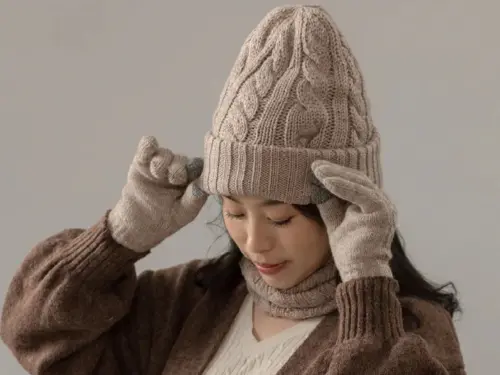 ▲「體溫魔術師」推出的「莫蘭迪色保暖三件套」組合，組合包括毛帽、手套與圍脖，目前官網正在特價一組僅要789元，不用千元就能一次入手三件抗寒神品。（圖／瑟夫貝爾Cerf Bell官網）