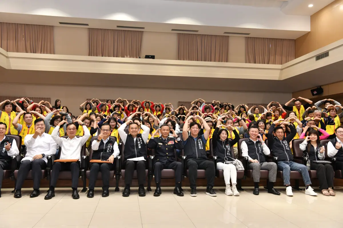 ▲中警表揚百位績優志工　3志工服務時數超過5千小時（圖/記者鄧力軍翻攝）