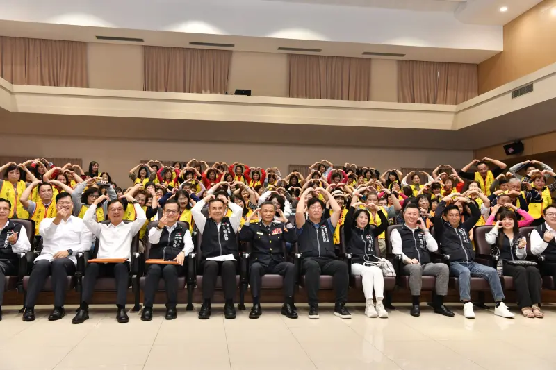 ▲中警表揚百位績優志工　3志工服務時數超過5千小時（圖/記者鄧力軍翻攝）