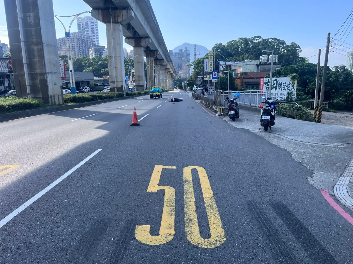 ▲新北淡水騎士追撞死亡車禍。（圖／翻攝畫面）