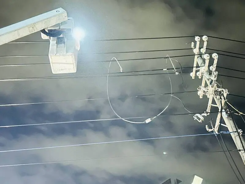 ▲桃園1615戶深夜大停電！肇因為一名越籍男酒駕自撞電桿，導致電線桿倒塌毀損。（圖／翻攝畫面）