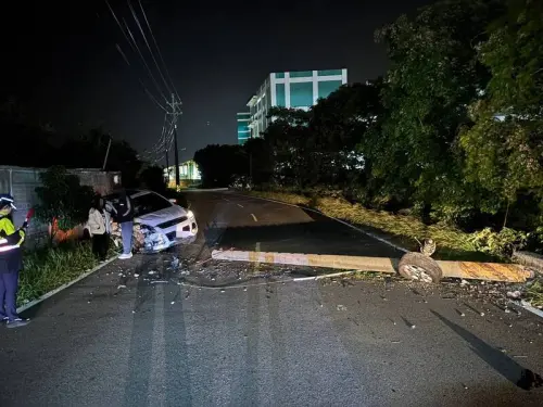 ▲桃園1615戶深夜大停電！肇因為一名越籍男酒駕自撞電桿，導致電線桿倒塌毀損。（圖／翻攝畫面）