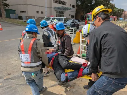 快訊／竹科新三期工程鷹架倒塌！3工人「5米高墜下」　送醫搶救
