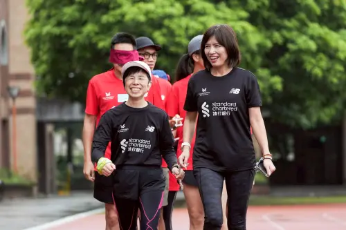 ▲台灣首位完成超馬的女性視障跑者徐薇雅老師（(左前） 親自出席渣打馬拉松視障陪跑訓練營，透過實際示範與經驗分享，與跑者交流經驗。（圖／渣打台北公益馬拉松團隊提供）