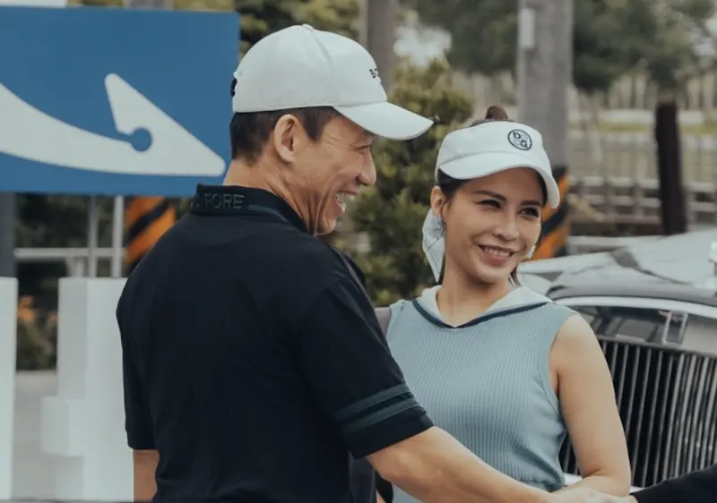 ▲艾怡良（右）在《整形過後》中隆乳完全裸給飾演醫生的温昇豪檢查，她笑說拍完捨不得把特殊化妝的假胸部拿掉。（圖／六魚文創）