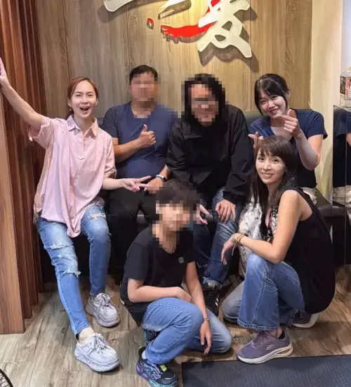 ▲女F4 Amy（右1）說自己跟Tiffany、Stacy（左1、2）私下會聚餐，但沒有邀劉樂妍（右2）。（圖／危機女王YouTube）