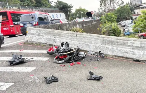 快訊／無照騎黃牌！台中20歲男自撞「墜1層樓高橋下」　傷重身亡
