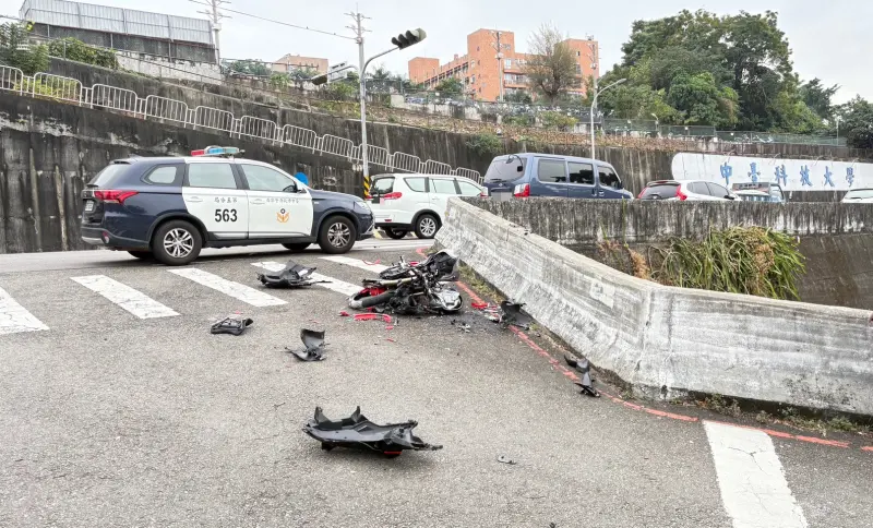 ▲中台科技大學前重機撞護欄墜落河床  OHCA（圖/記者鄧力軍翻攝）