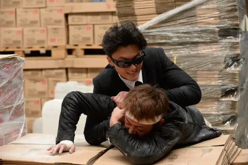 ▲王浩信在劇中即使眼盲，依然反應敏捷、身手俐落，完全不被限制所擊倒。（圖／年代提供）