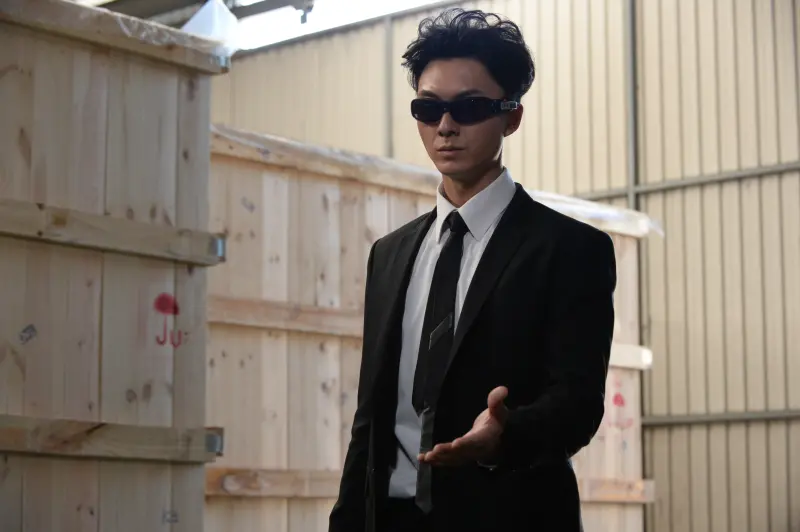 ▲王浩信（如圖）在《踩過界》中和李佳芯有床戲，為了怕尷尬還穿了3件內褲當防護，相當敬業。（圖／年代提供）