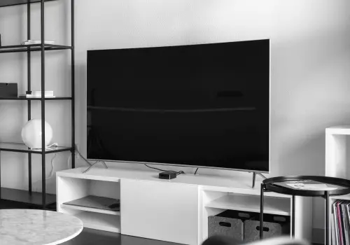 ▲能源署表示，「電視、電腦、冰箱、冷氣、電扇」等家電因設有待機電力，默默地就吃掉家中許多電力。（圖／取自unsplash）