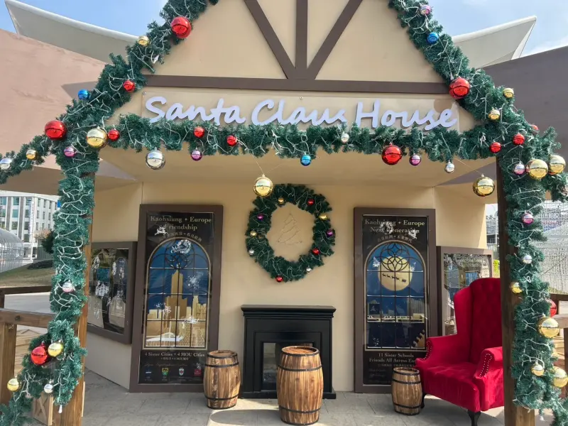 ▲高雄中央公園聖誕樹旁聖誕小屋今天中午11時左右，遭不明人士惡意潑漆毀損，警方表示，將追查到底 絕不寬貸。(圖／高市警局新興分局提供)