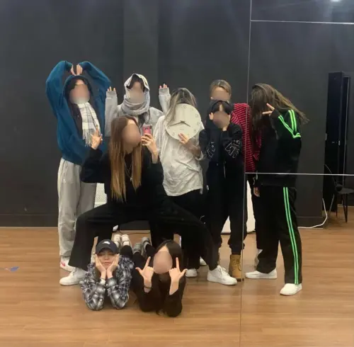 ▲tintin（左下）直言，近期已經有人透過私訊問她如何到韓國當啦啦隊，但她會問對方：「妳是真的想當啦啦隊，還是只是想紅？」（圖／tintin提供）