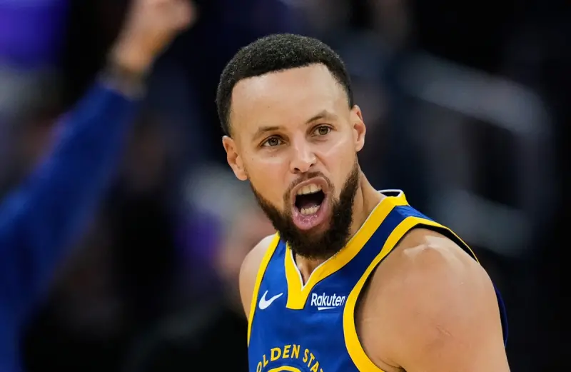 ▲金州勇士客場挑戰波特蘭拓荒者，雙方激戰到最後，勇士最終以131：136落敗。柯瑞（Stephen Curry）全場轟下48分、投進12顆三分球，這是他締造歷史的一夜，但他創下紀錄卻無法率領球隊贏球。（圖／美聯社／達志影像）