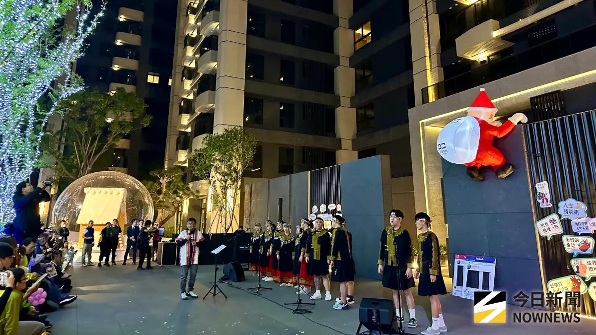 ▲「清景麟・國家公園」聖誕點燈活動於建案前打造冬季限定聖誕燈海，並邀請來自高雄六龜、連續三年榮獲世界合唱大賽金牌的尼布恩合唱團（Nibun Chorus） 現場獻唱。（圖／記者陳美嘉攝）