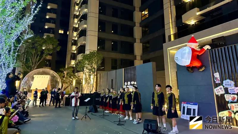 ▲「清景麟・國家公園」聖誕點燈活動於建案前打造冬季限定聖誕燈海，並邀請來自高雄六龜、連續三年榮獲世界合唱大賽金牌的尼布恩合唱團（Nibun Chorus） 現場獻唱。（圖／記者陳美嘉攝）