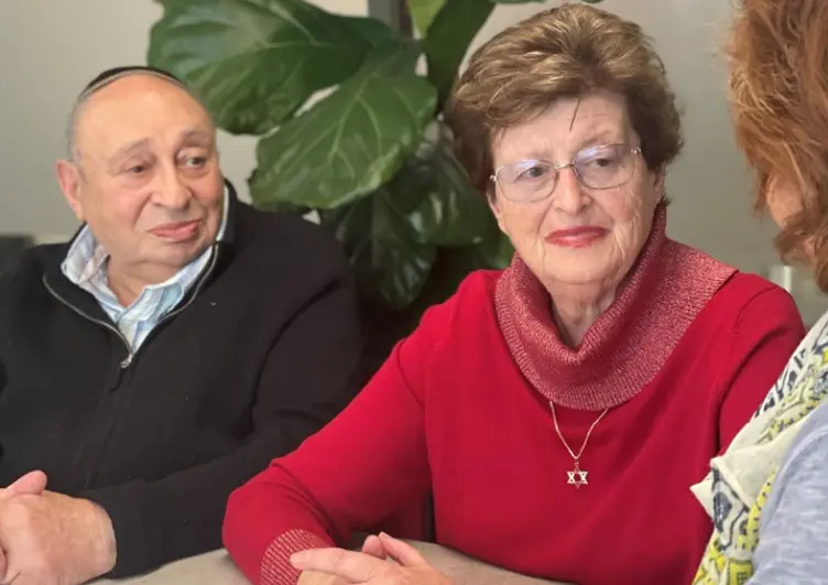    ▲大屠殺倖存者亞歷克斯（左）因肉身保護妻子拉麗莎（右）而中彈身亡。（圖／翻攝JewishCareAnnualReport_2022-23）  