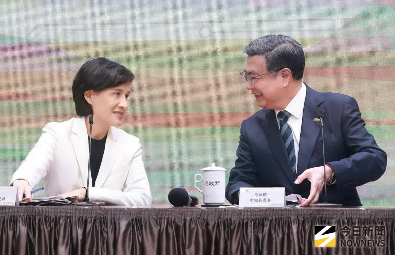 ▲有報導指出卓榮泰將在明年農曆年前卸任改鄭麗君擔任閣揆，卓榮泰回應後與鄭麗君相視而笑。（圖／記者葉政勳攝，2025.12.15）