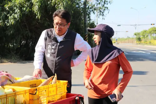 ▲農民竹筍產量銳減，鎮長許許有疆慰問辛苦的筍農。（圖／大林鎮公所）