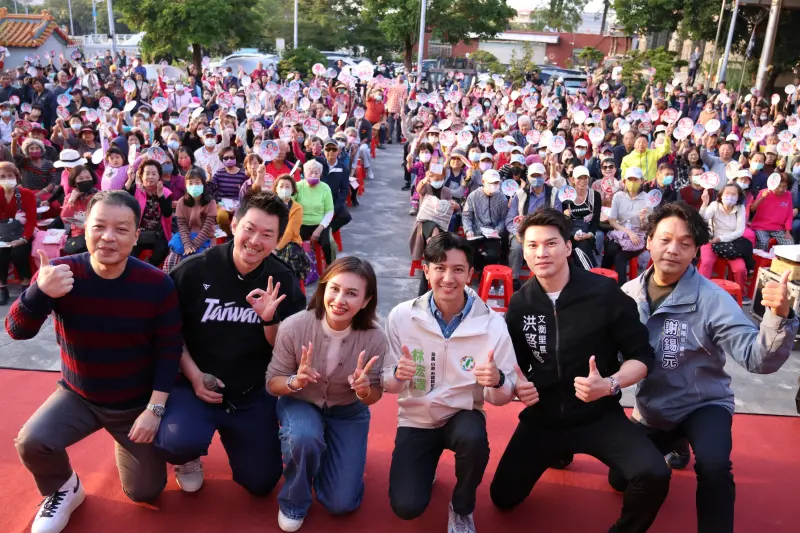 ▲前鎮小港市議員參選人有林浤澤14日與市長參選人邱議瑩聯合舉行青年願景座談會，現場湧入超過千名群眾參與，名嘴鍾年晃、陳柏惟也現身站台助講。(圖／市議員參選人林浤澤辦公室提供)