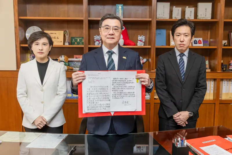 ▲卓榮泰秀出不副署《財劃法》修法的加註意見。（圖／翻攝自卓榮泰臉書）