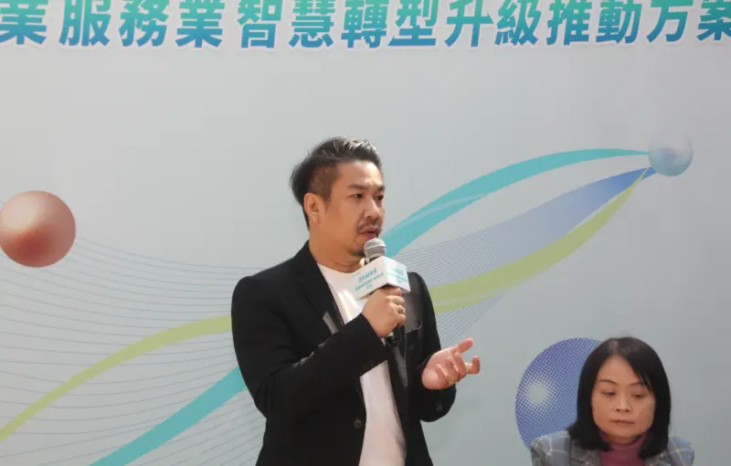 ▲張士祺報告,他們重視與消費者服務過程,蒐集到很多客戶意見,透過AI有效收集這些建議後,就可以知道對產品有什麼體驗,而過往用人工來整理相當費時,而AI正好所解決這項痛點,更有效做出產品決策。(圖/記者鍾泓攝影)